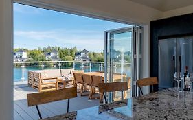 Gorgeous 4 Bedroom Cotswolds Home With Lake View